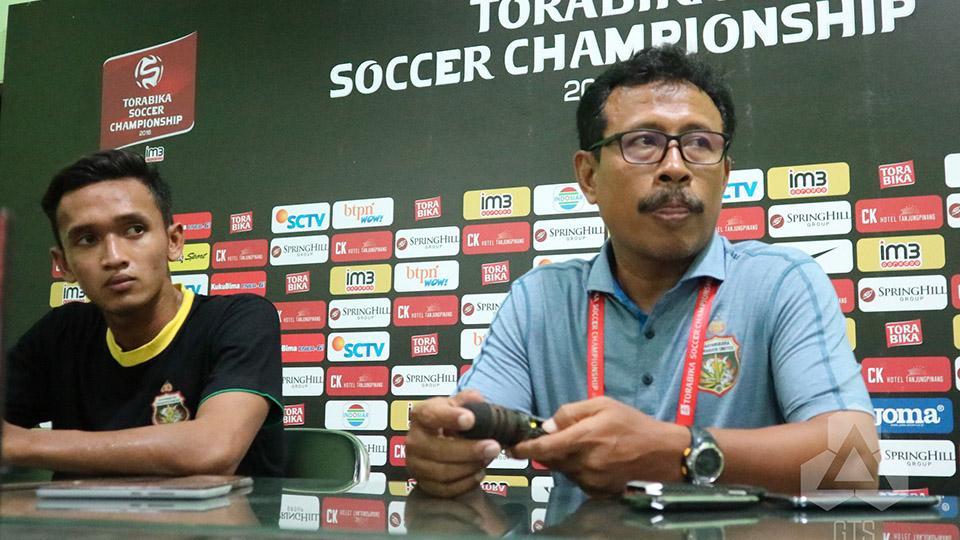 Ibnu%20Grahan%20dalam%20jumpa%20pers%20setelah%20pertandingan%20melawan%20Persipura.